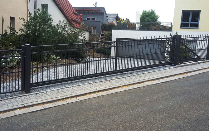 Applications with hydraulic dampers for gates on slopes