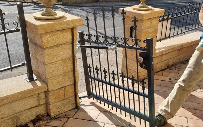 Applications: gate closers for gates in slopes